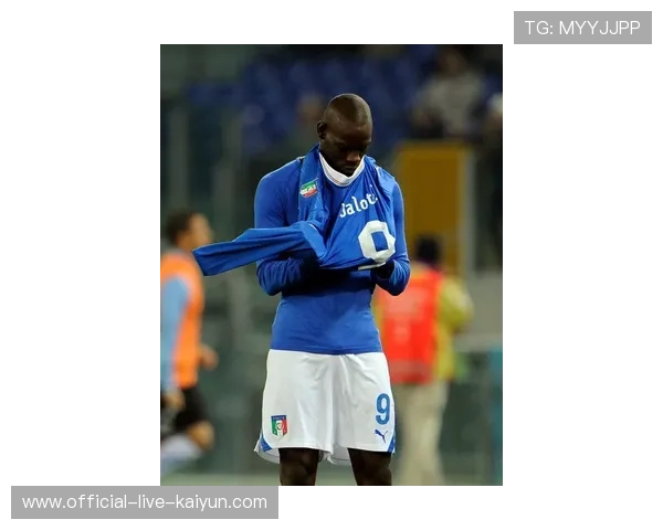 AC米兰曾有意曼城后卫阿坎吉，但球员最终选择国际米兰。