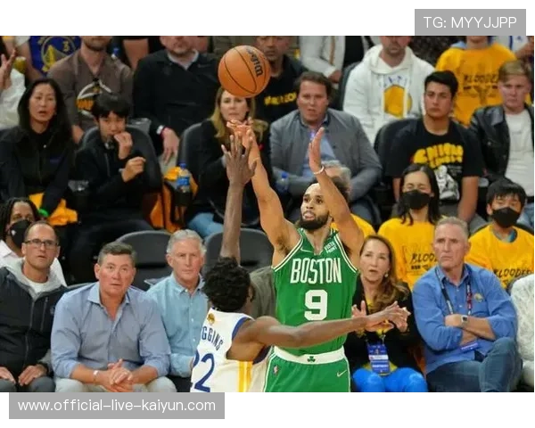 马祖拉末节上加尔扎摆五外阵容,空间创造怀特攻筐机会 马祖拉末节上加尔扎摆五外阵容,空间创造怀特攻筐机会